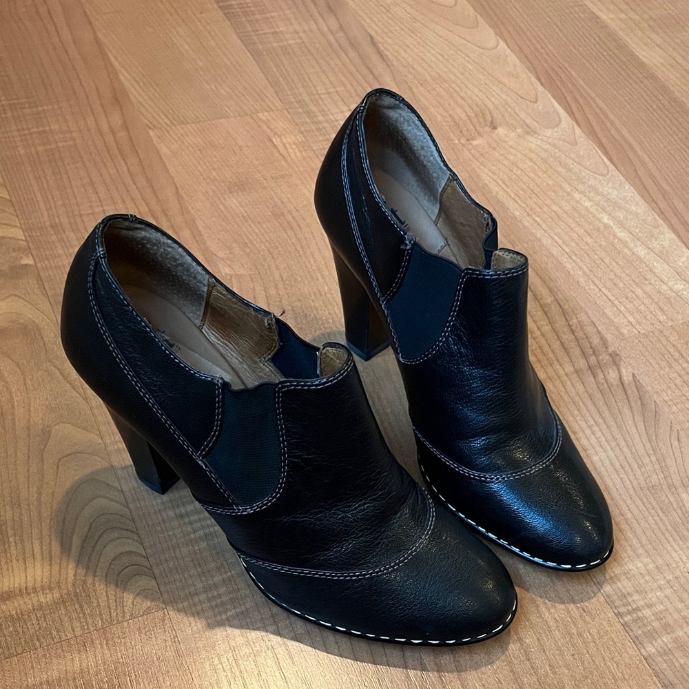Sofft Black Leather High-Heel Ankle Booties with White Stitching